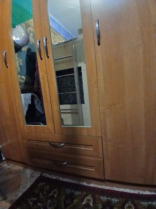 Двухярусная кровать. Шкаф.