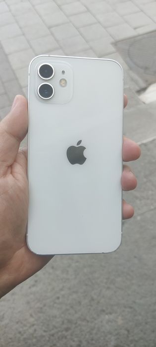 Продам Айфон 12.