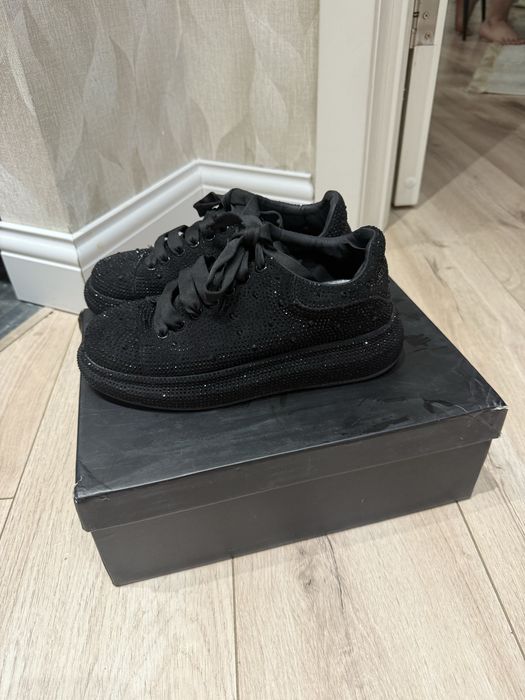 Стильные черные кроссовки