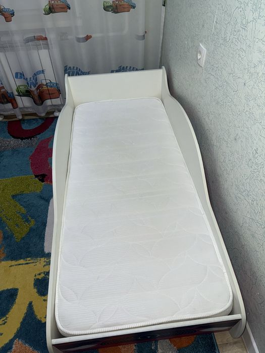 Детская кровать машинка