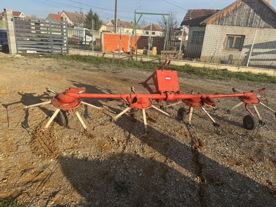 Vând grebla de împrăștiat fanul,erbicidator și remorca de tractor