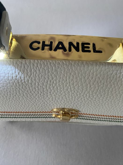 Бяла дамска чанта