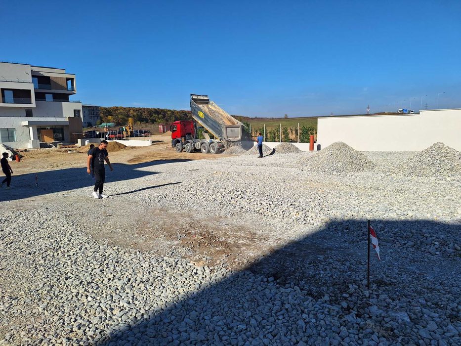 Amenajări cu pavaje.  Curți, parcări și trotuare.