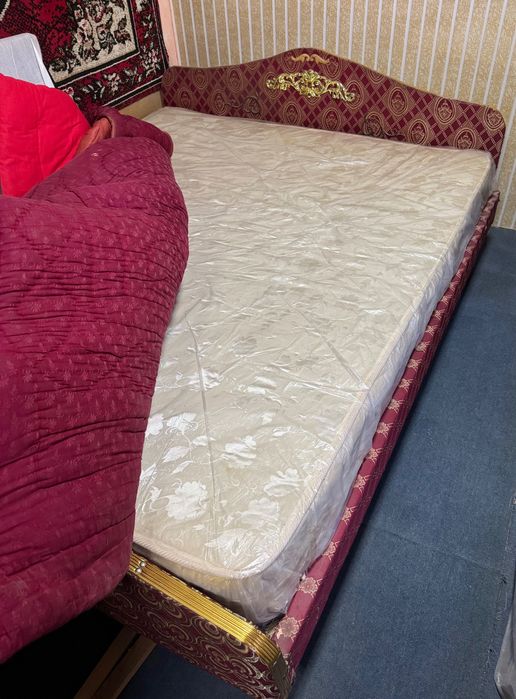 Кровать с новым матрасом