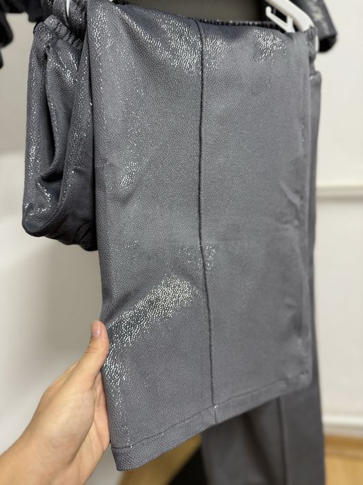 Compleu cu bluza si pantaloni evazati , catifea gri , nou , marimea XS