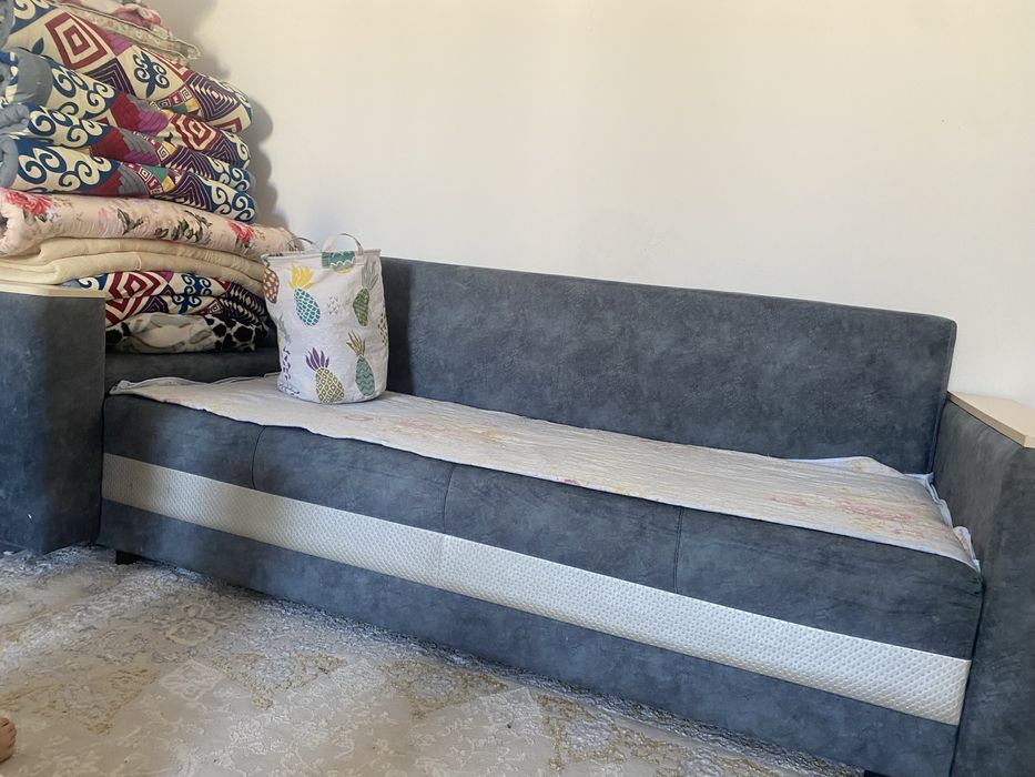 Гостинная диван синий