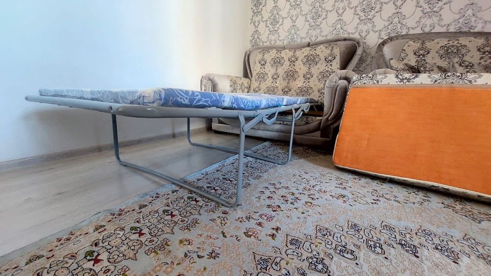 Диван екі кресломен