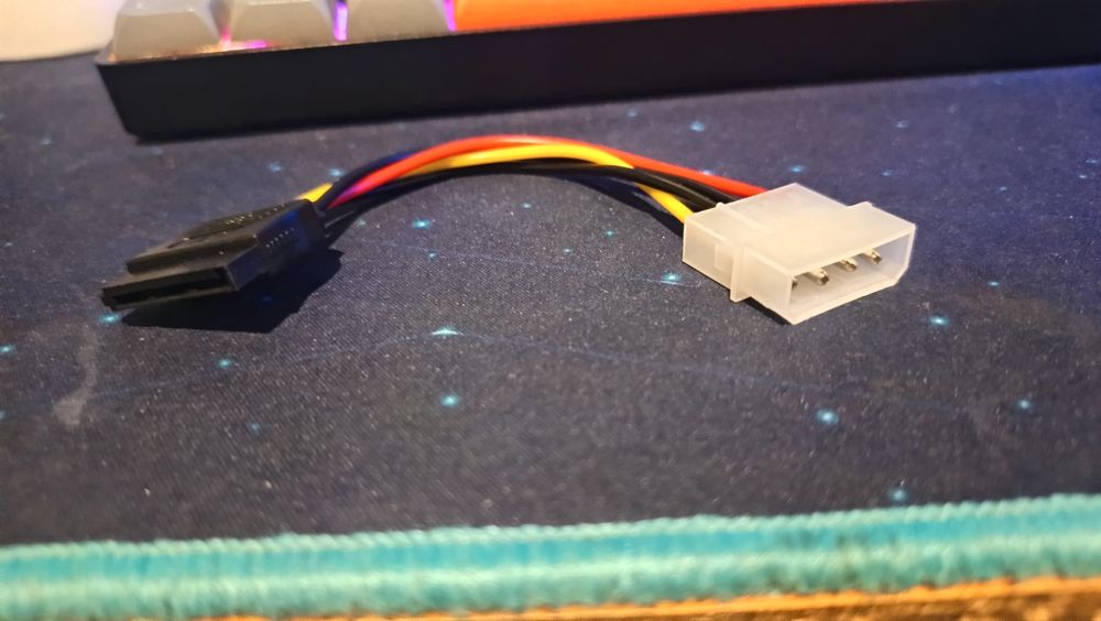 Vand adaptor Molex -> sata