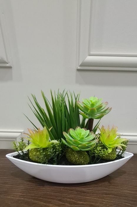 Искуственные цветы в горшке.