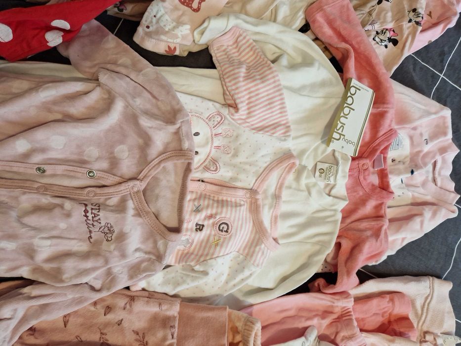 Vand lot hainute bebelina (tot ce se vede in poze), marimi 0-3 luni