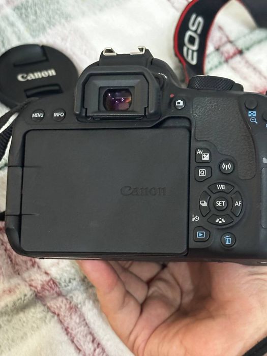 Canon EOS 800D в идеальном состоянии, пользовались 5-6 раз