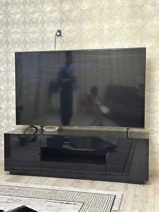 Продам телевизор Samsung 4к uhd 2020 год