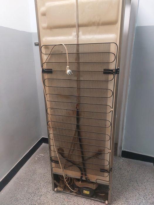Продавам хладилник Electrolux