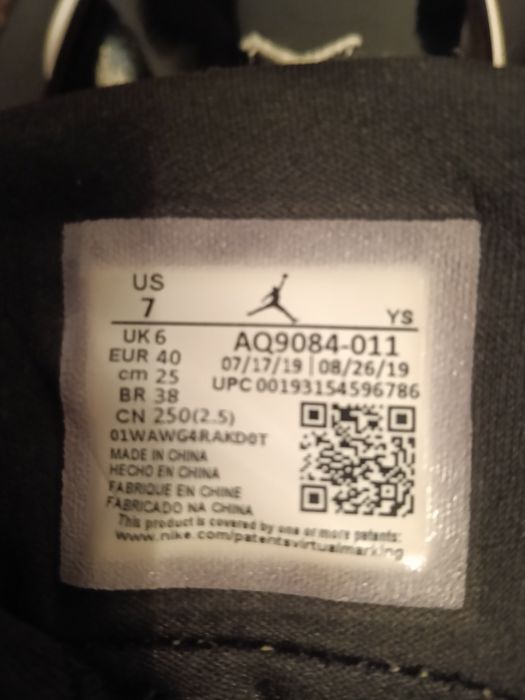 Jordan aura max, black and white