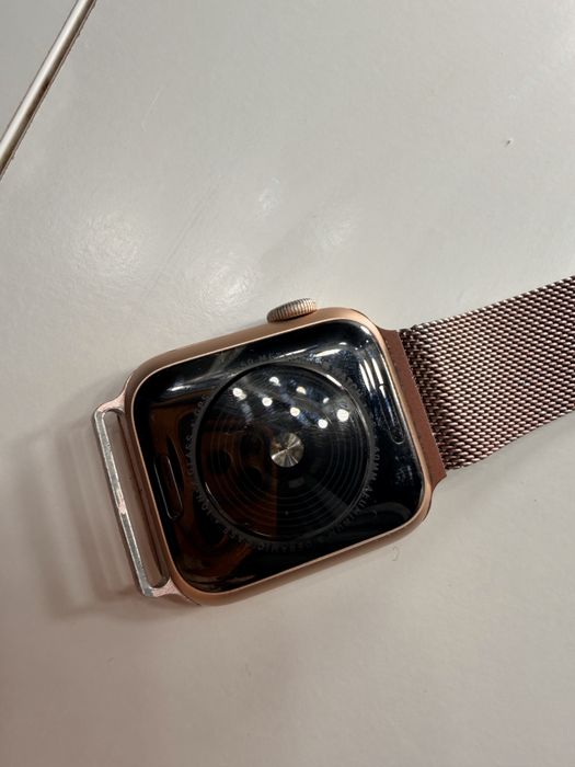 Apple Watch SE GPS, 40mm Gold Aluminium Case часовник apple watch