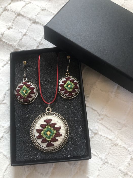 Дамско колие с българска шевица