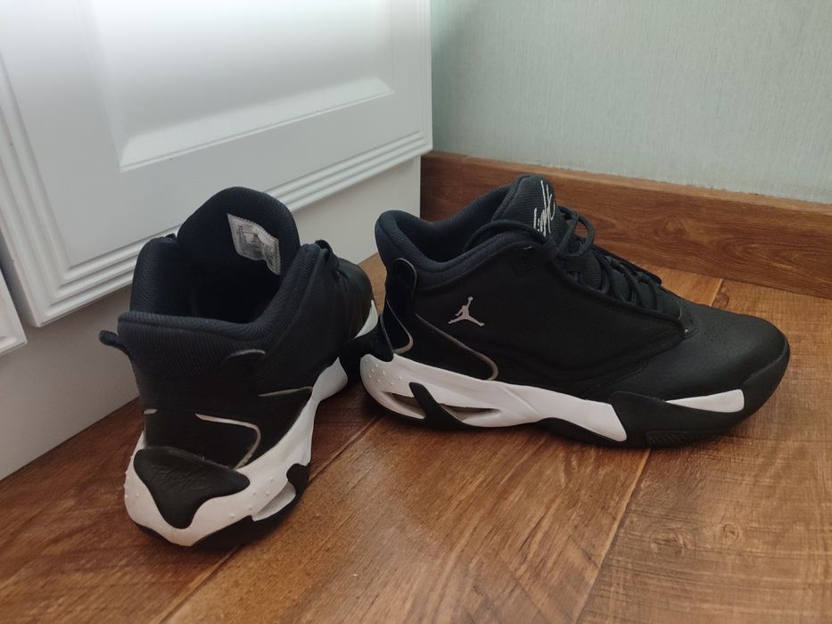 Jordan Max Aura 4 черного цвета.