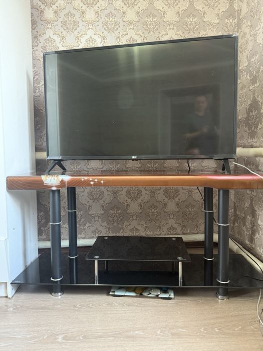 Продам стеклянную тумбочку под телевизор