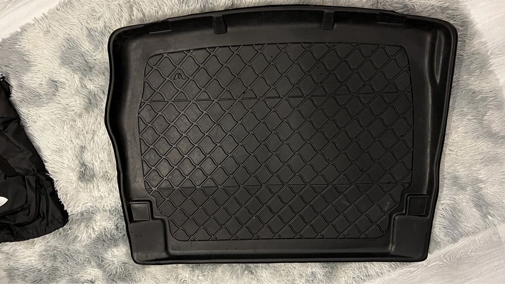 Силиконова стелка багажник BMW F20/21
