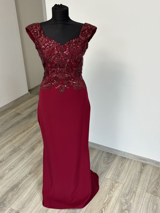 Vand rochie culore burgunde cu dantela si paete.