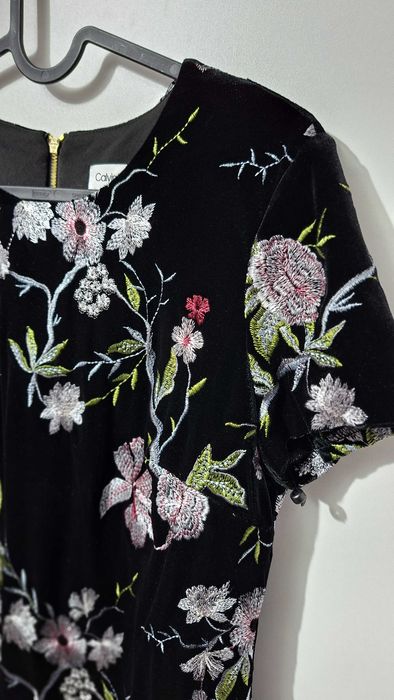 Calvin Klein черна мини рокля с флорална бродерия – размер EU 34