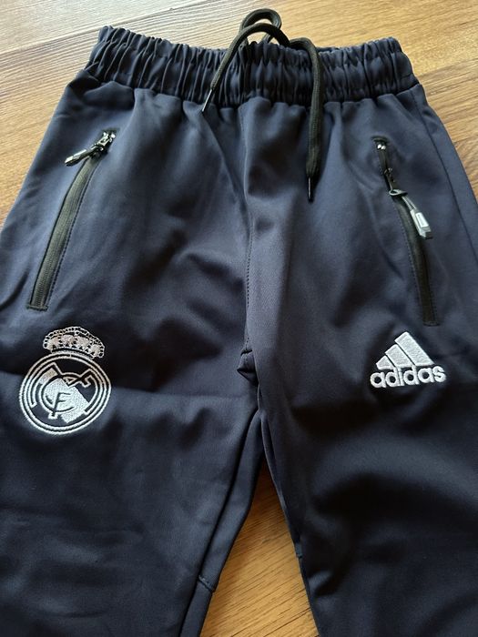 Детски,полиамиден екип Adidas в тъмно синьо с бродирано лого и ципове на джобовете