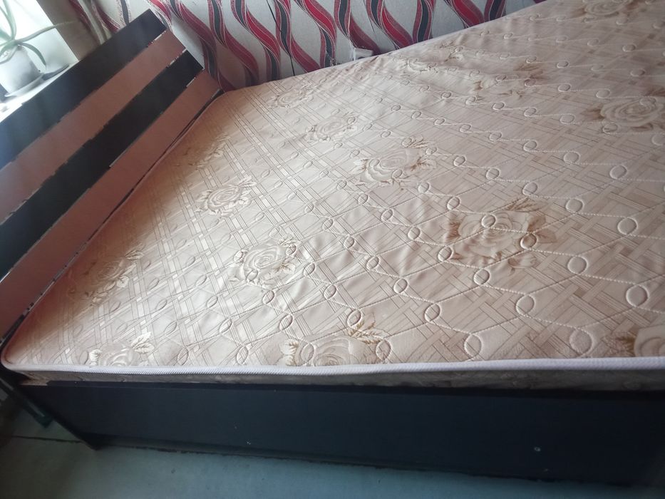 Продам кровать 2х спальный с матрасом