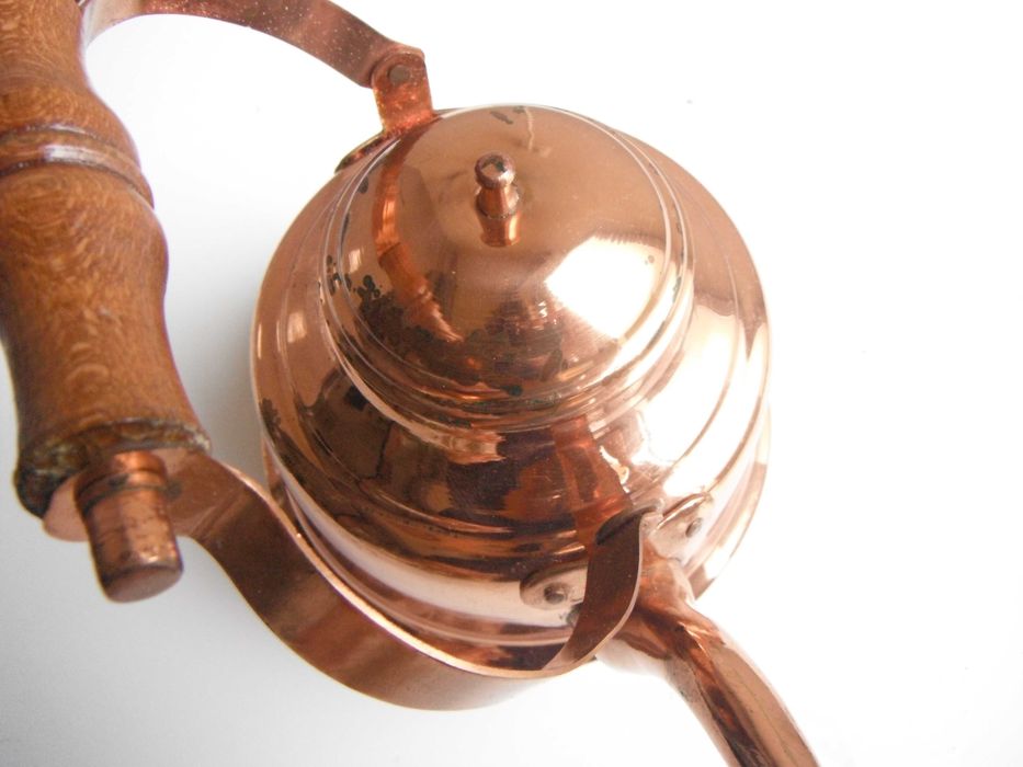 Голямо медно котле и чайник от мед с дървена дръжка