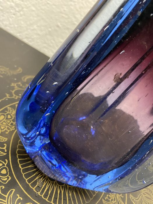 Италианска ваза от цветно стъкло с преливащи цветове