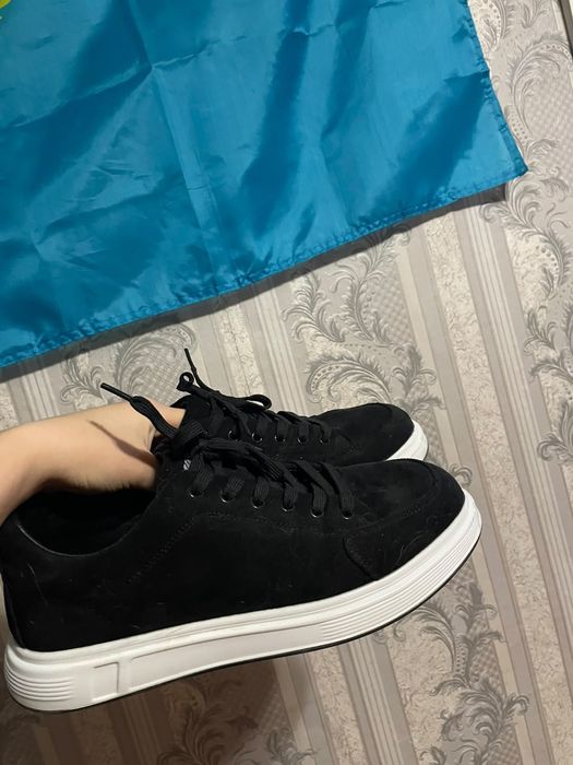 Продам кроссовки мужские