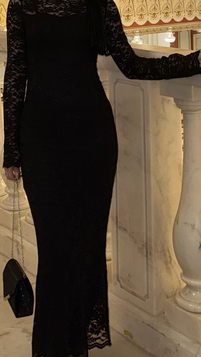 Черное облегающее платье