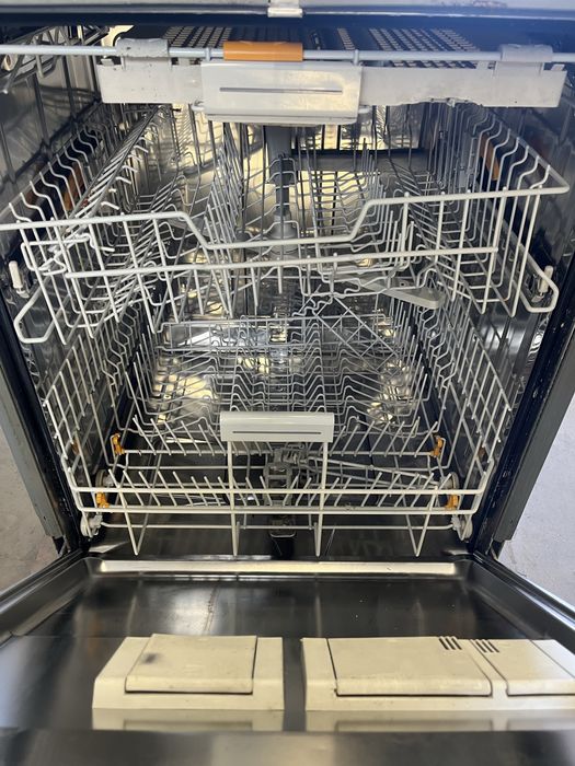 Съдомиялна за полувграждане Miele G5635