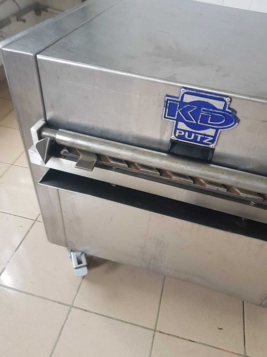 Mașină de curățat tăvi