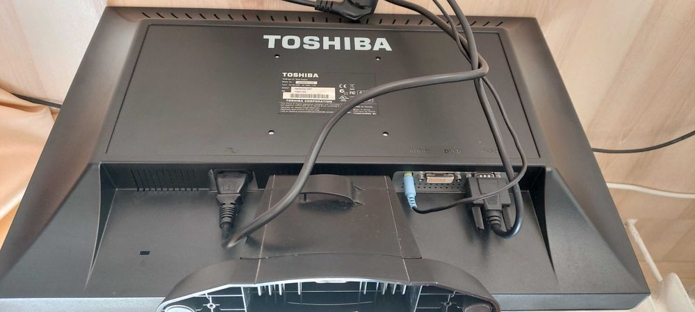 Monitor LCD Toshiba 61 cm total /22" /2 boxe / 3 cabluri /IMPECABIL!