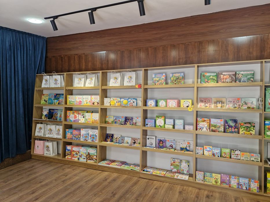 Витрина стелажлар сотилади.