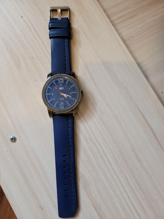 Продавам часовник