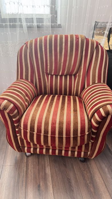 Продается диван  с 2 креслами