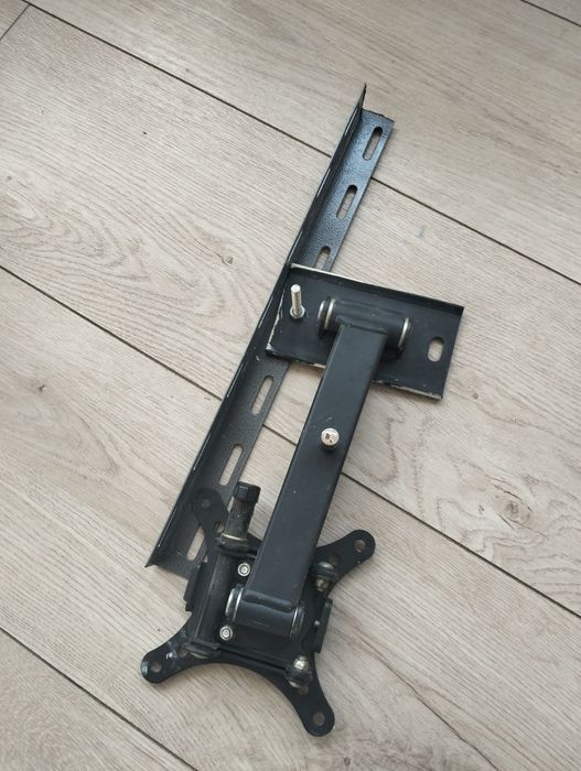 Vand suport tv folosit complet cred