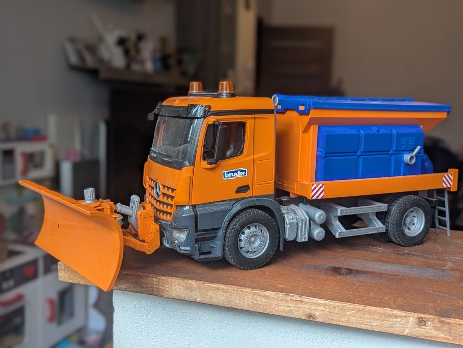 Camion Bruder Mercedes Arocs Deszapezire sau Bena cu Macara 1:16