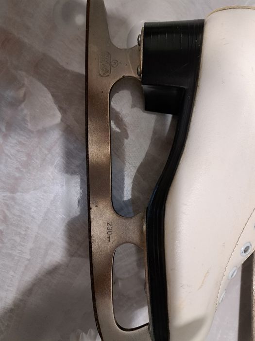 Продам коньки женские  фигурные