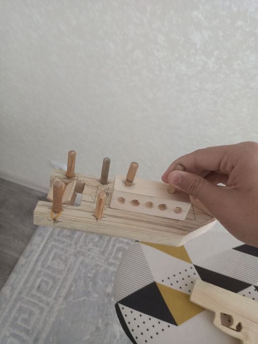 Деревянный кораблик