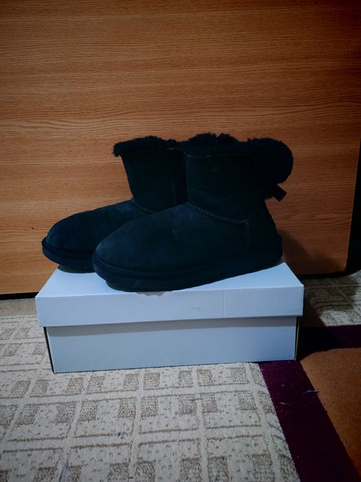 Vând ghetuțe UGG