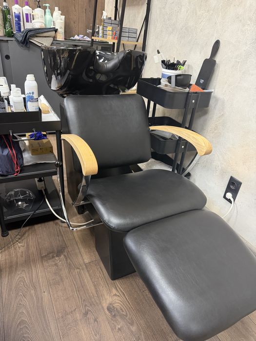 Три фризьорски стола + измивна колона