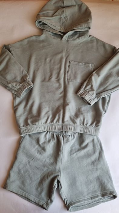 Комплект къси панталони и суитшърт H&M, размер 128 см.