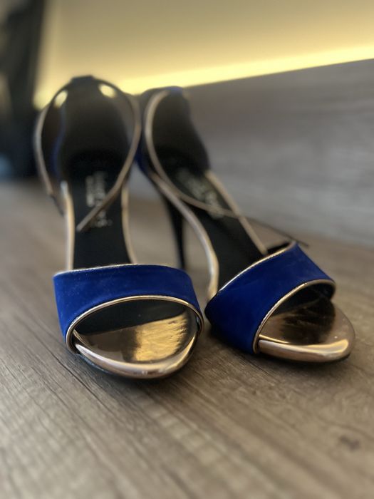 Босоножки на каблуке