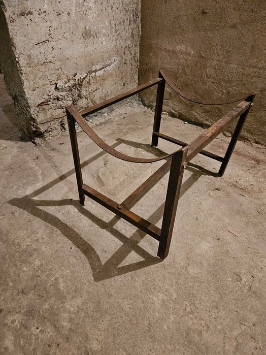 Продават се метални стойки за бъчви