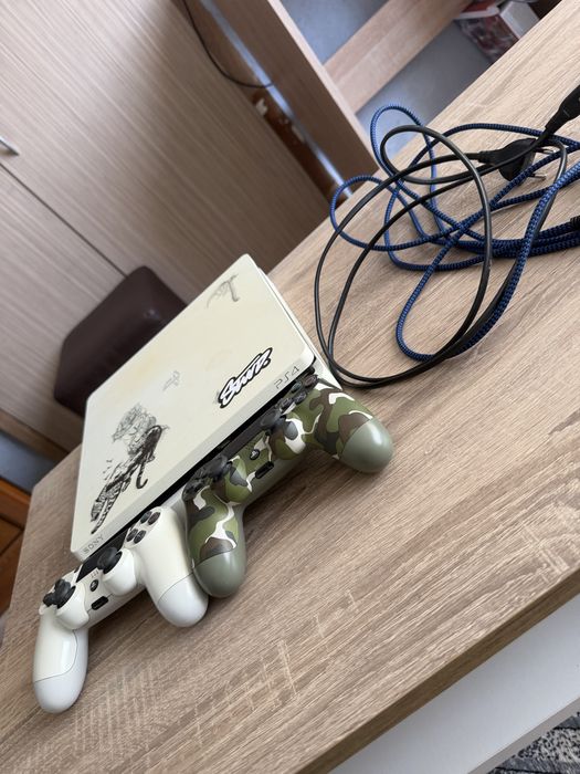 Playstation 4 с два джойстика цената може и по договаряне!