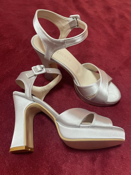 Абитуриентска рокля