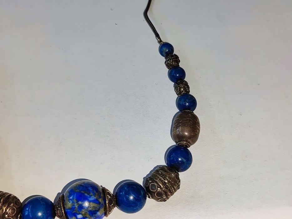 Сребърно колие с камъни лапис