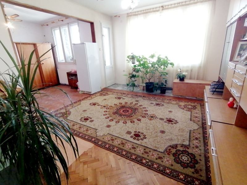 Продава се Четиристаен апартамент в София, Сухата река - 135 кв.м за 1852 €/кв.м - Снимка #1
